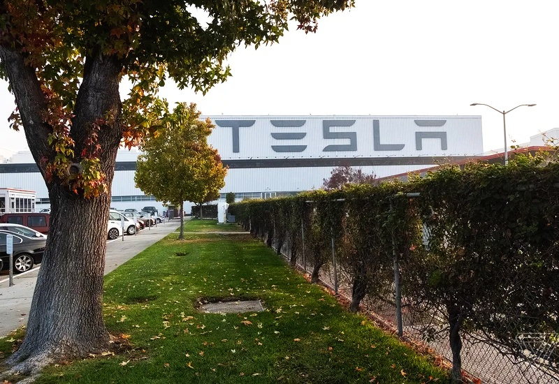 Поставки электромобилей Tesla снижаются второй квартал подряд